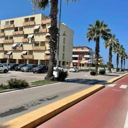 Ad Un Passo Dal Mare Appartement Porto SantʼElpidio Buitenkant foto