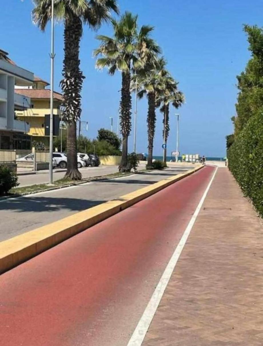 Ad Un Passo Dal Mare Appartement Porto SantʼElpidio Buitenkant foto